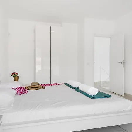 Infinity Almendro, Bbq, Heated Private Swimming Pool!